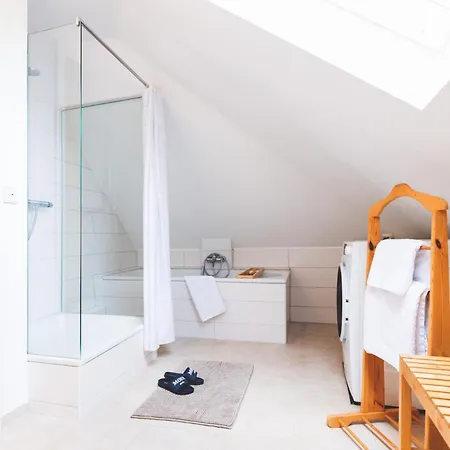 Casa Ueberall - Ruhige Dg-ferienwohnung Fuer 2 Erwachsene In Burg - Balkon Mit Abendsonne, Hochwertige Ausstattung, Ueberdachter E-bike-stellplatz, Naehe Zur Altstadt & Restaurants Appartement