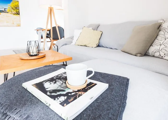 Casa Ueberall - Ruhige Dg-ferienwohnung Fuer 2 Erwachsene In Burg - Balkon Mit Abendsonne, Hochwertige Ausstattung, Ueberdachter E-bike-stellplatz, Naehe Zur Altstadt & Restaurants * Fehmarn