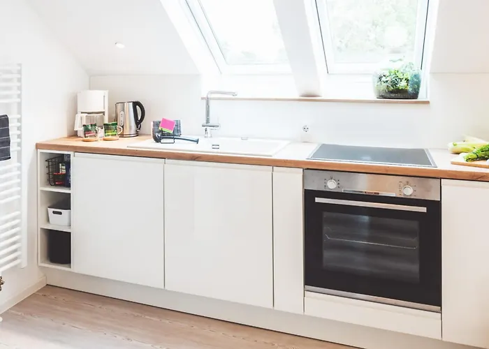 Casa Ueberall - Ruhige Dg-ferienwohnung Fuer 2 Erwachsene In Burg - Balkon Mit Abendsonne, Hochwertige Ausstattung, Ueberdachter E-bike-stellplatz, Naehe Zur Altstadt & Restaurants * Fehmarn